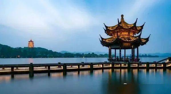 中国著名的十大湖泊(最著名的湖湖泊前十名)插图1