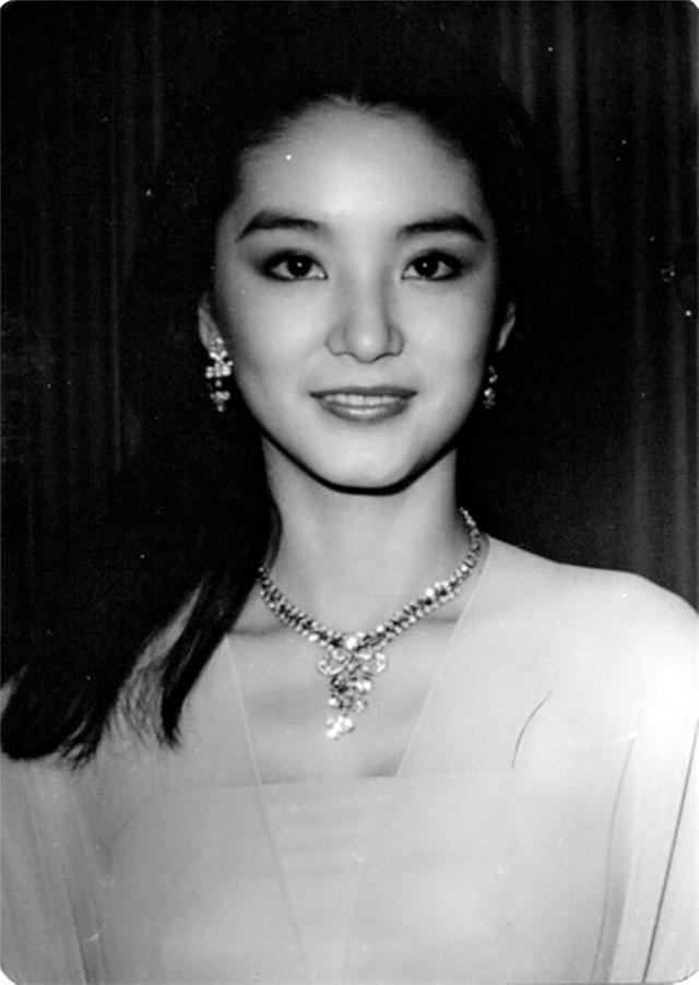 香港女星颜值巅峰排名(90年代十大美女明星颜值排名)插图24