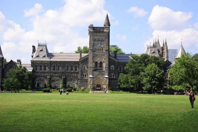 加拿大十大最美的大学(哪个在你心目中是最美呢)插图1