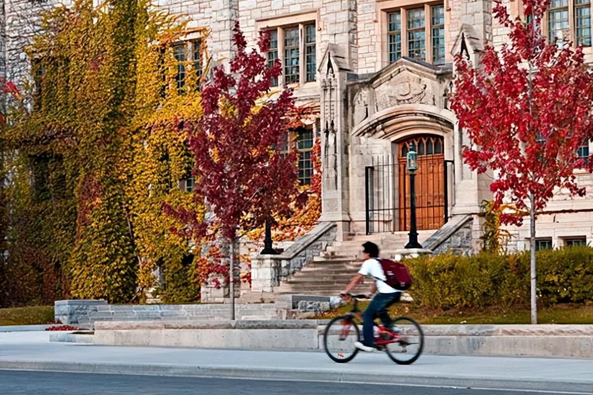 加拿大十大最美的大学(哪个在你心目中是最美呢)插图2